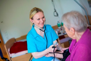 Behandlungspflege: Der Blutdruck wird gemessen